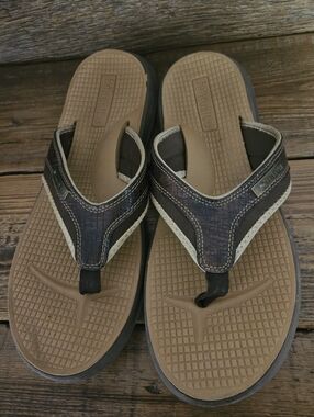 Brown Kuailu men's flip flops featuring a textured footbed woven strap design